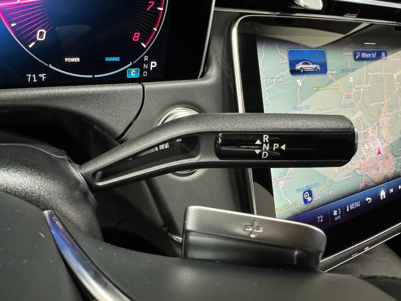 Mercedes-Benz E-Class Vehicle Full-screen Gallery Image 32