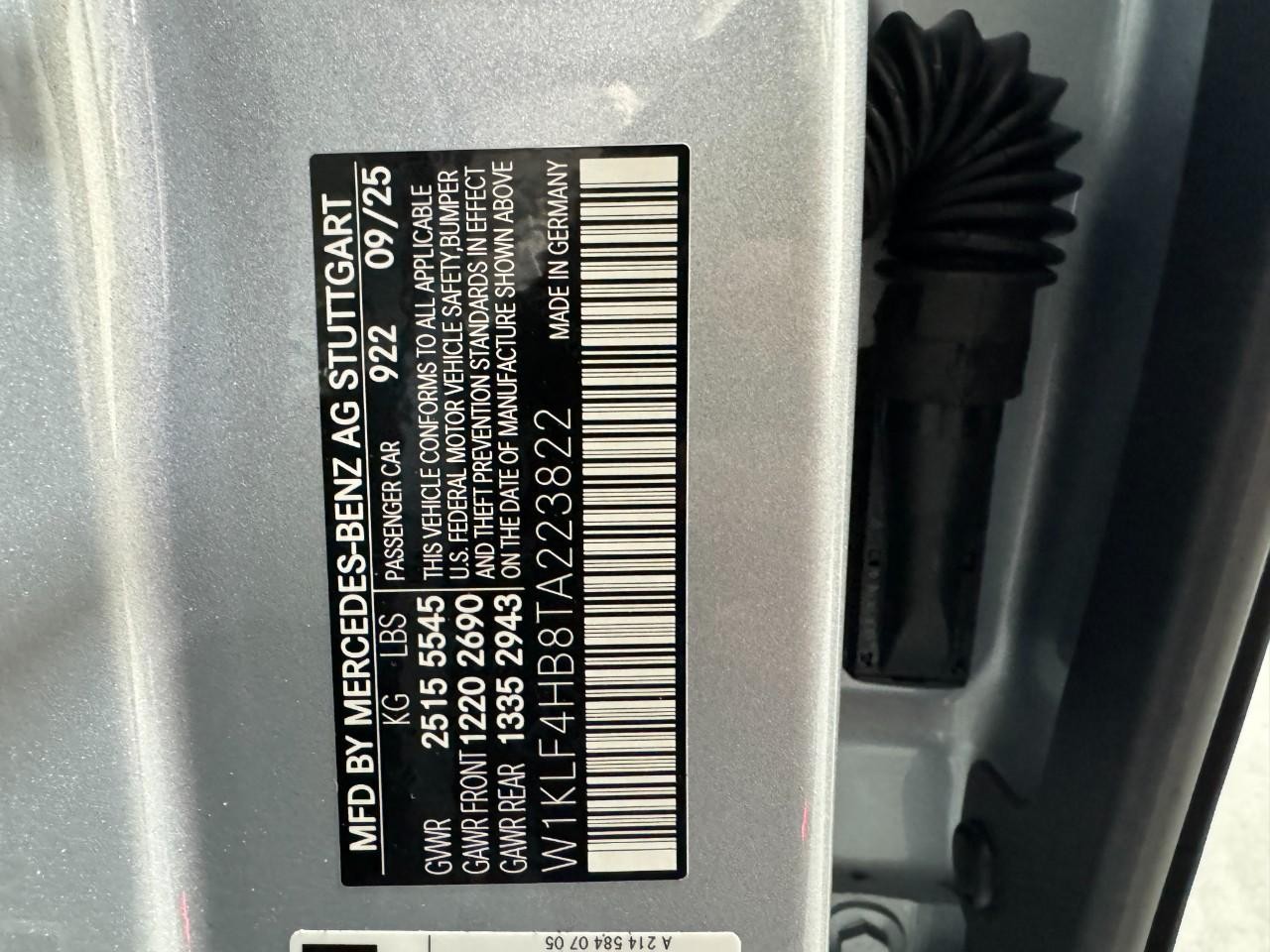 Mercedes-Benz E-Class Vehicle Full-screen Gallery Image 34