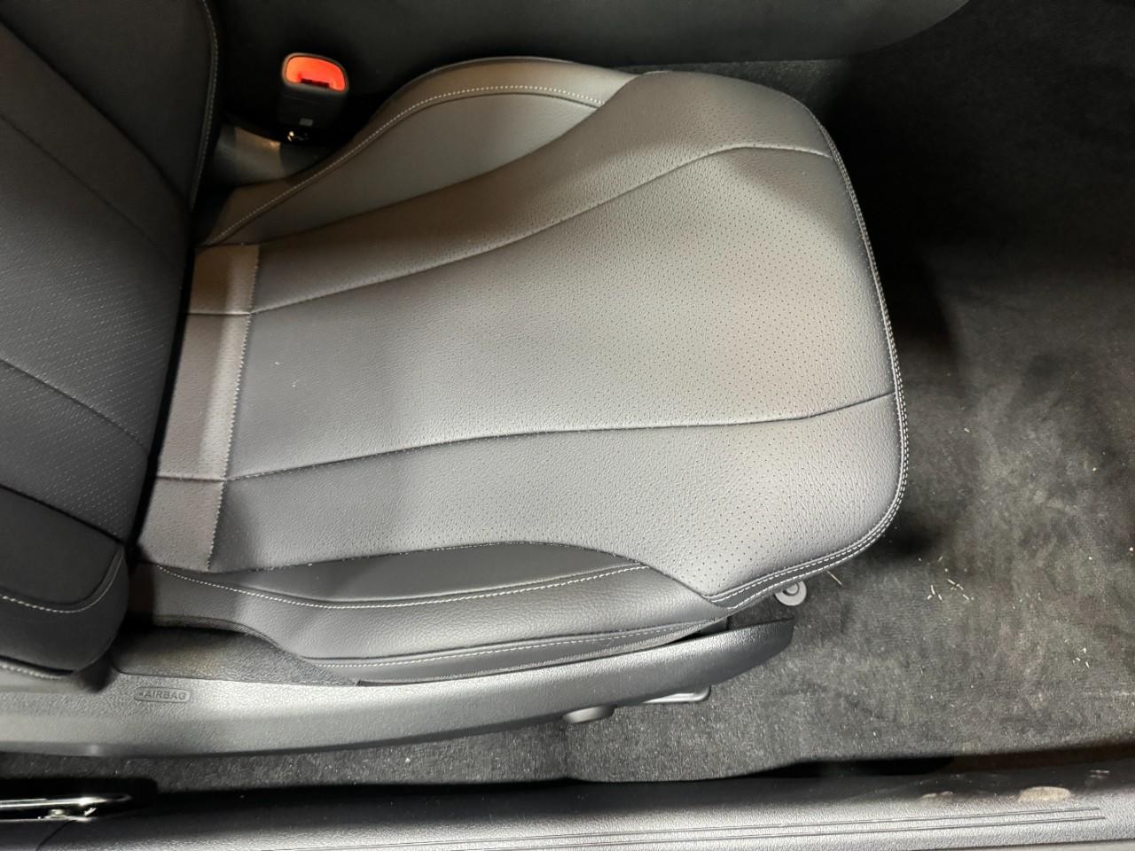 Mercedes-Benz CLE Vehicle Full-screen Gallery Image 17