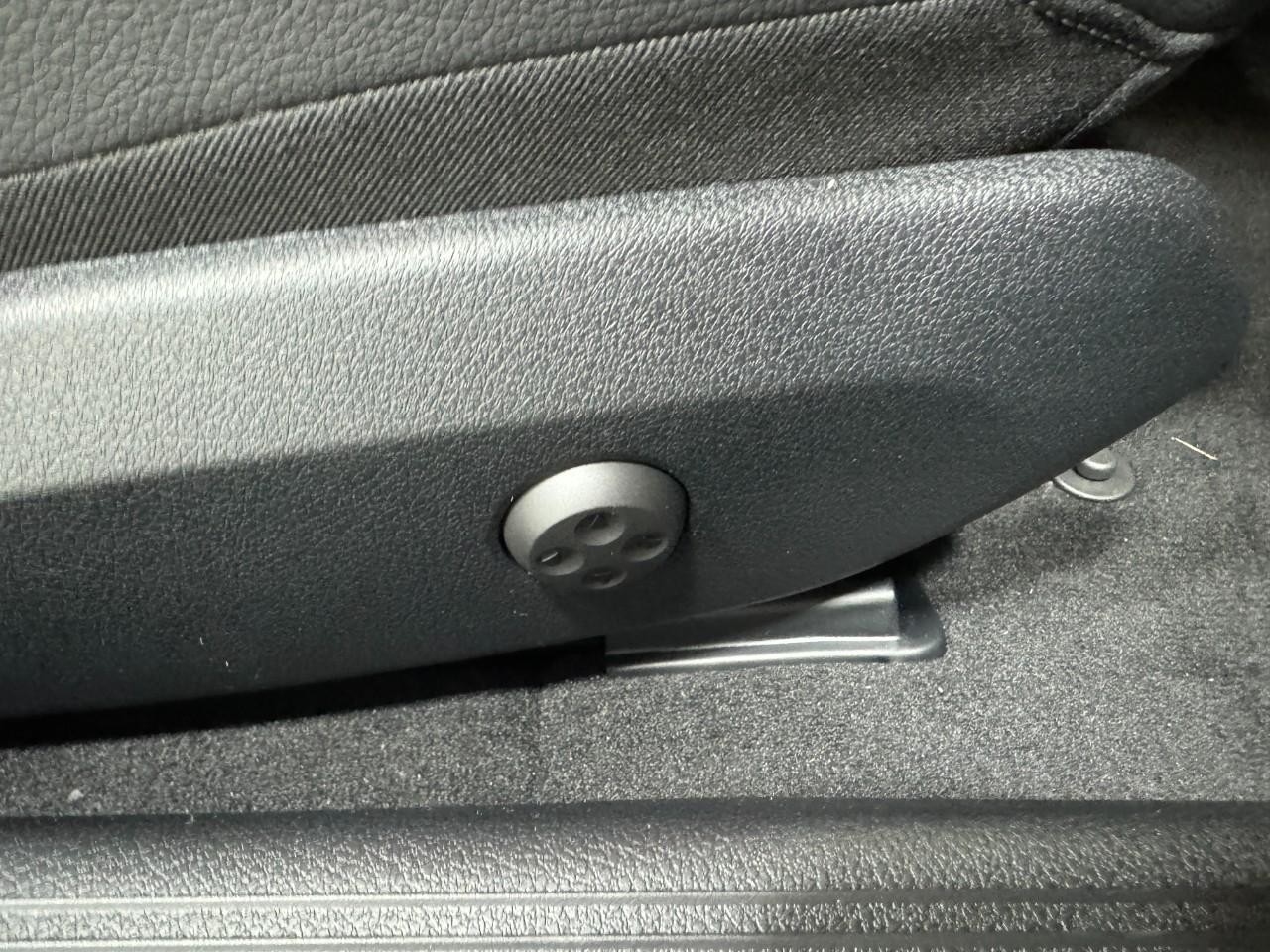 Mercedes-Benz CLE Vehicle Full-screen Gallery Image 18