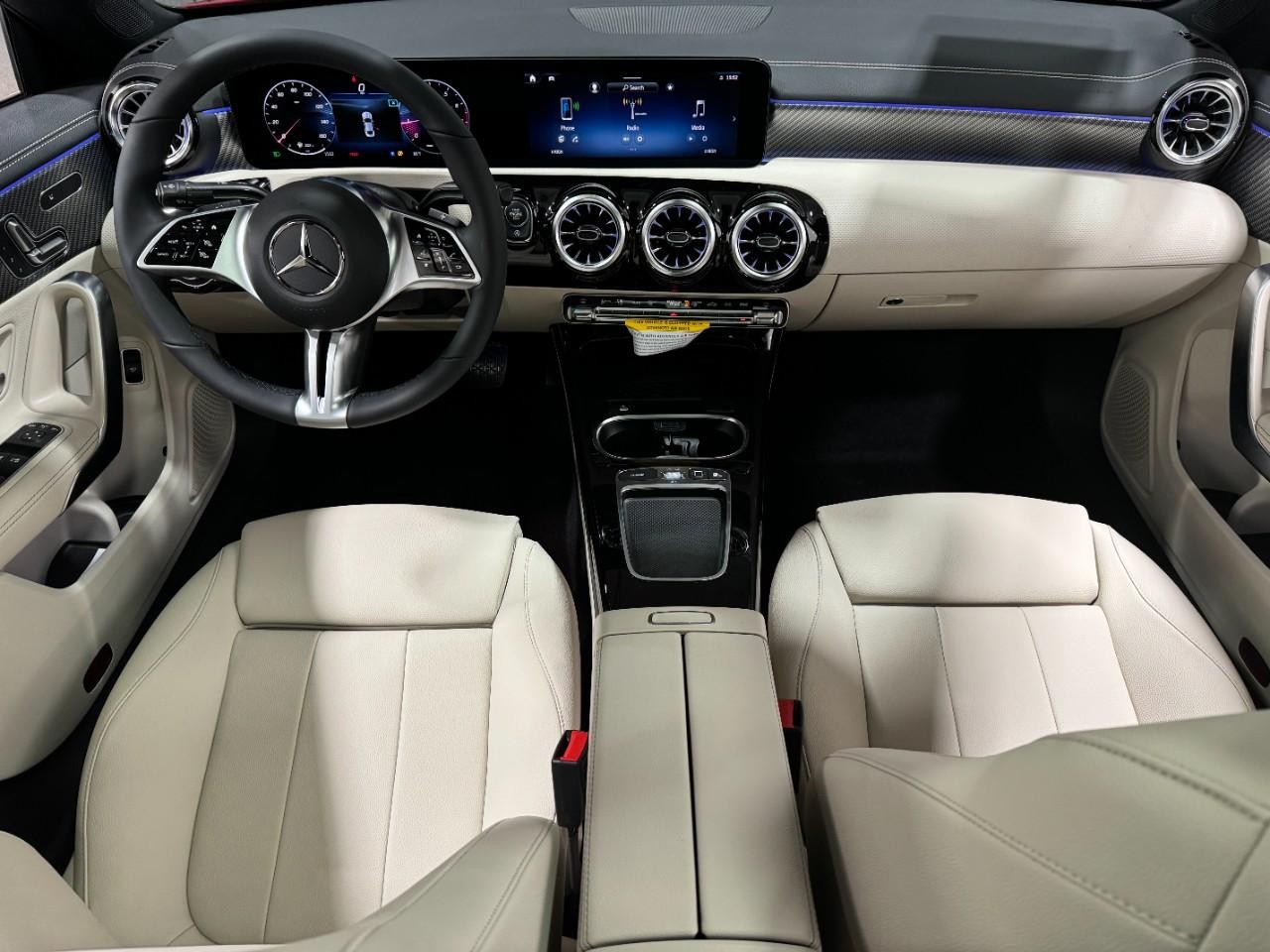 Mercedes-Benz CLA Vehicle Full-screen Gallery Image 12