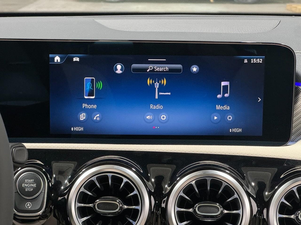 Mercedes-Benz CLA Vehicle Full-screen Gallery Image 14