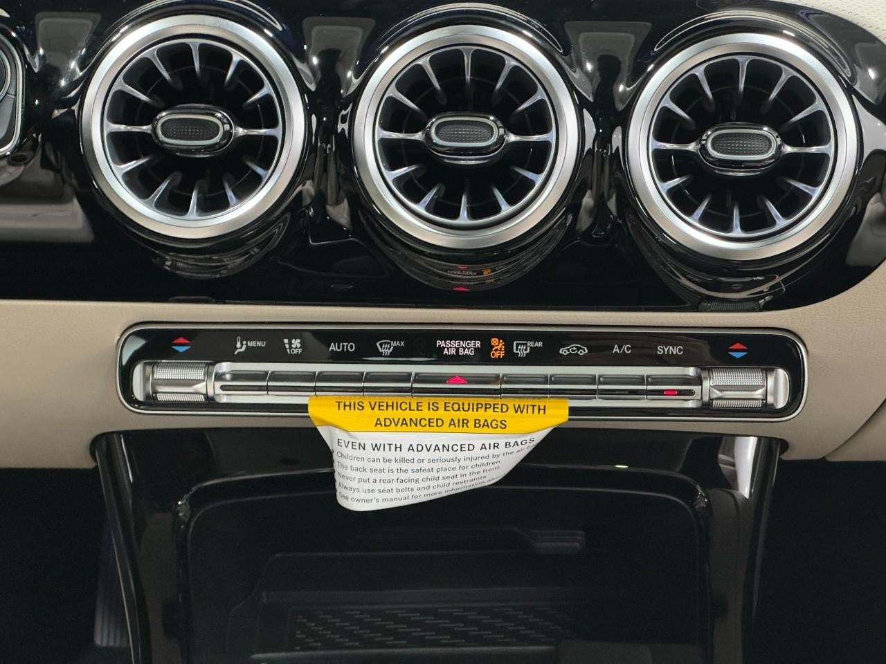 Mercedes-Benz CLA Vehicle Full-screen Gallery Image 15