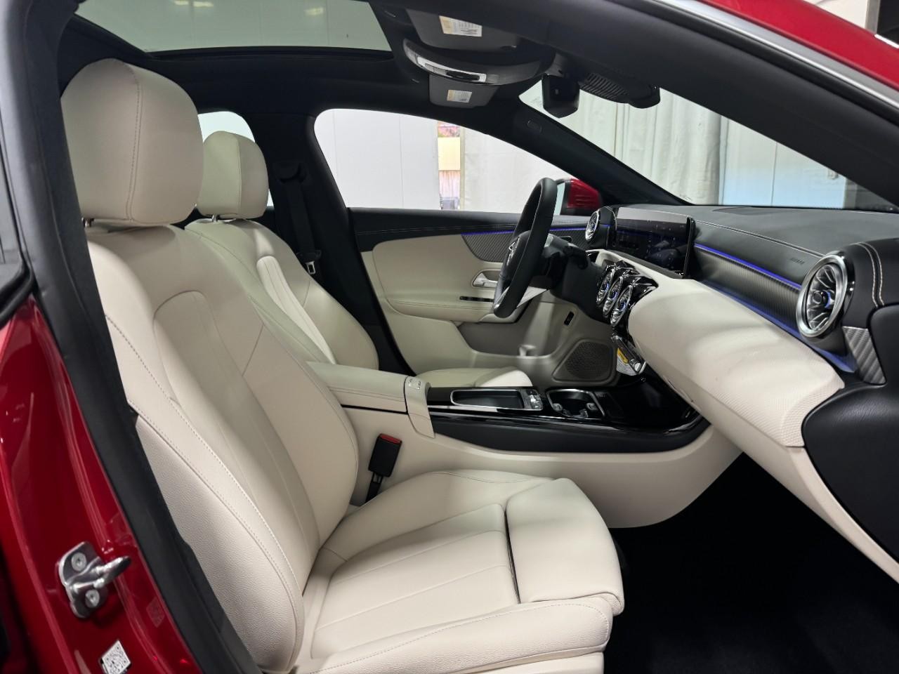 Mercedes-Benz CLA Vehicle Full-screen Gallery Image 17