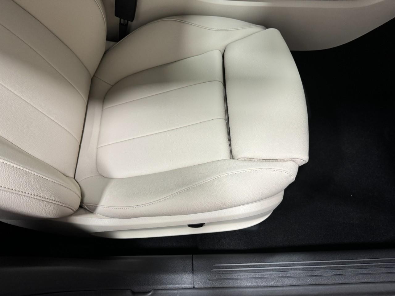 Mercedes-Benz CLA Vehicle Full-screen Gallery Image 18