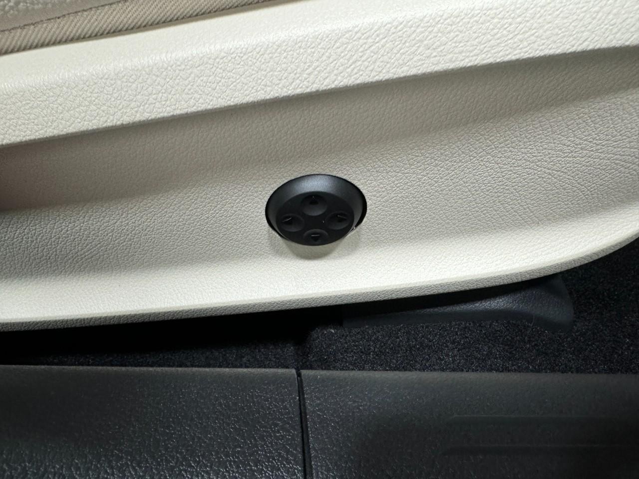 Mercedes-Benz CLA Vehicle Full-screen Gallery Image 19