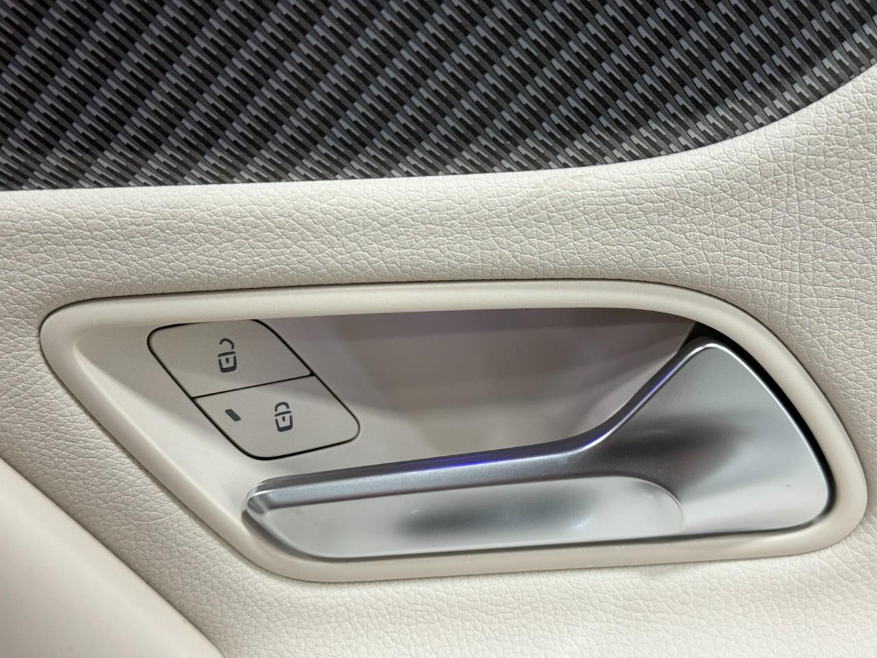 Mercedes-Benz CLA Vehicle Full-screen Gallery Image 21