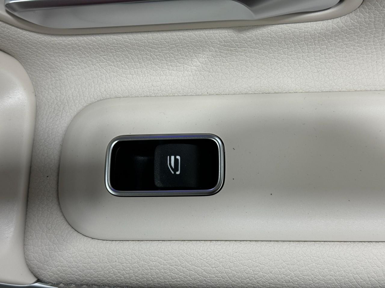 Mercedes-Benz CLA Vehicle Full-screen Gallery Image 22