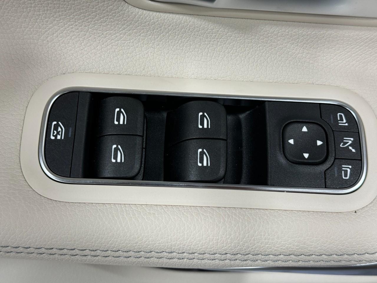 Mercedes-Benz CLA Vehicle Full-screen Gallery Image 25