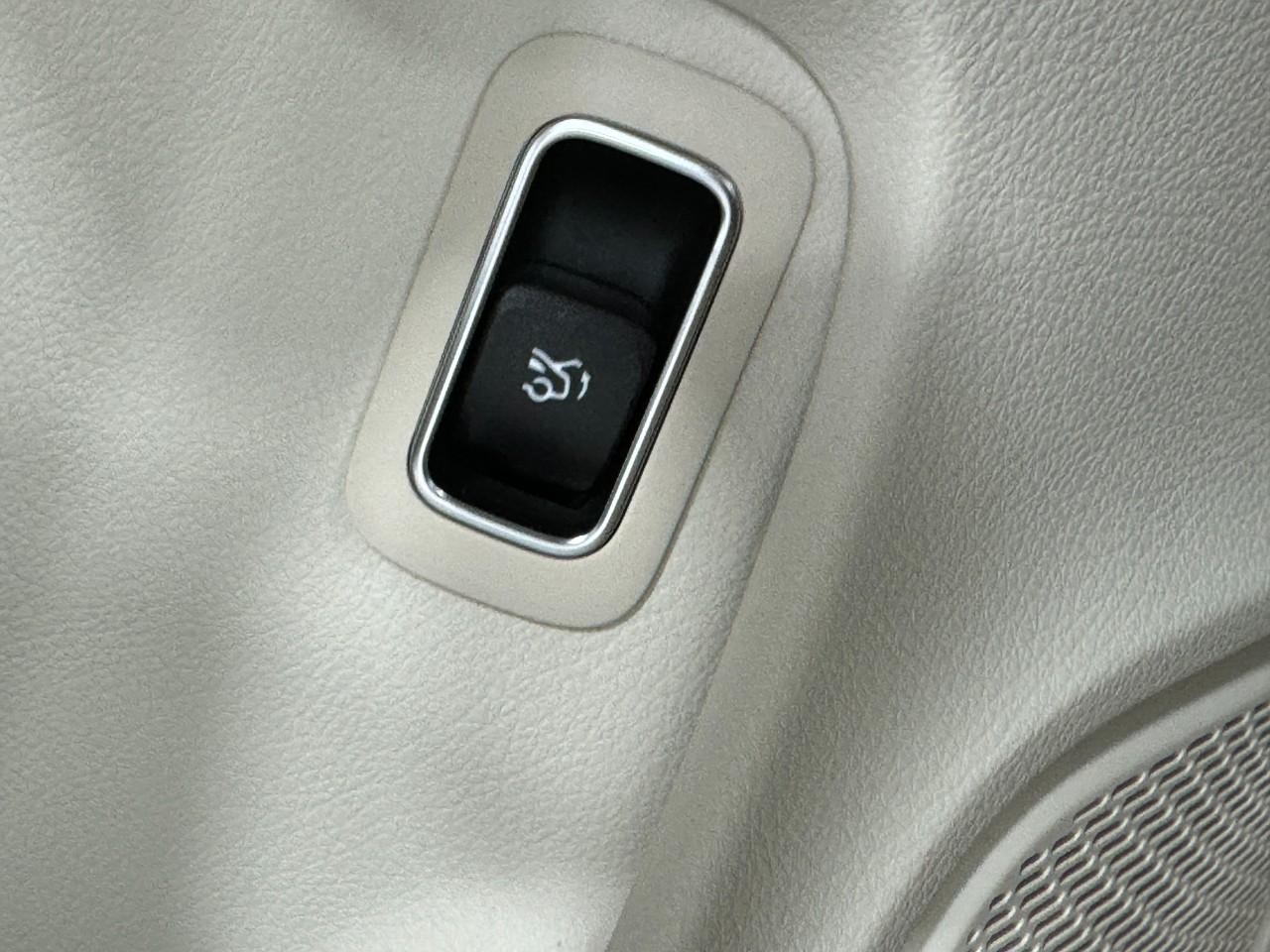 Mercedes-Benz CLA Vehicle Full-screen Gallery Image 26