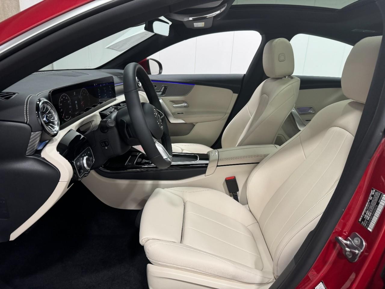 Mercedes-Benz CLA Vehicle Full-screen Gallery Image 27