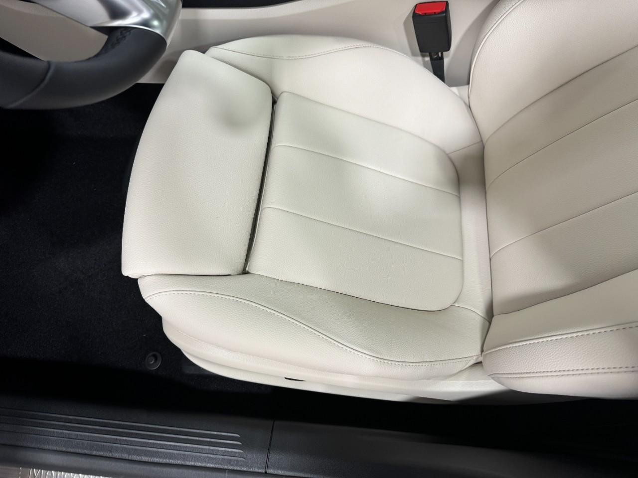 Mercedes-Benz CLA Vehicle Full-screen Gallery Image 28