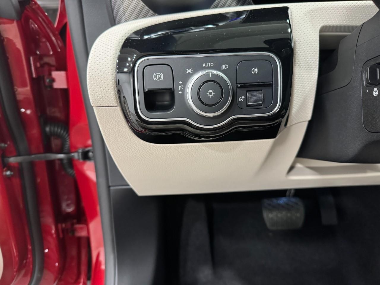 Mercedes-Benz CLA Vehicle Full-screen Gallery Image 30