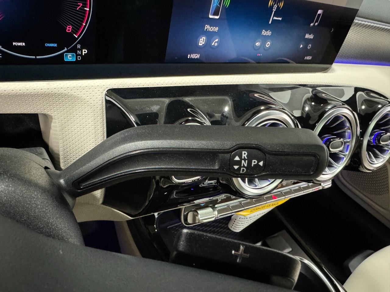 Mercedes-Benz CLA Vehicle Full-screen Gallery Image 34