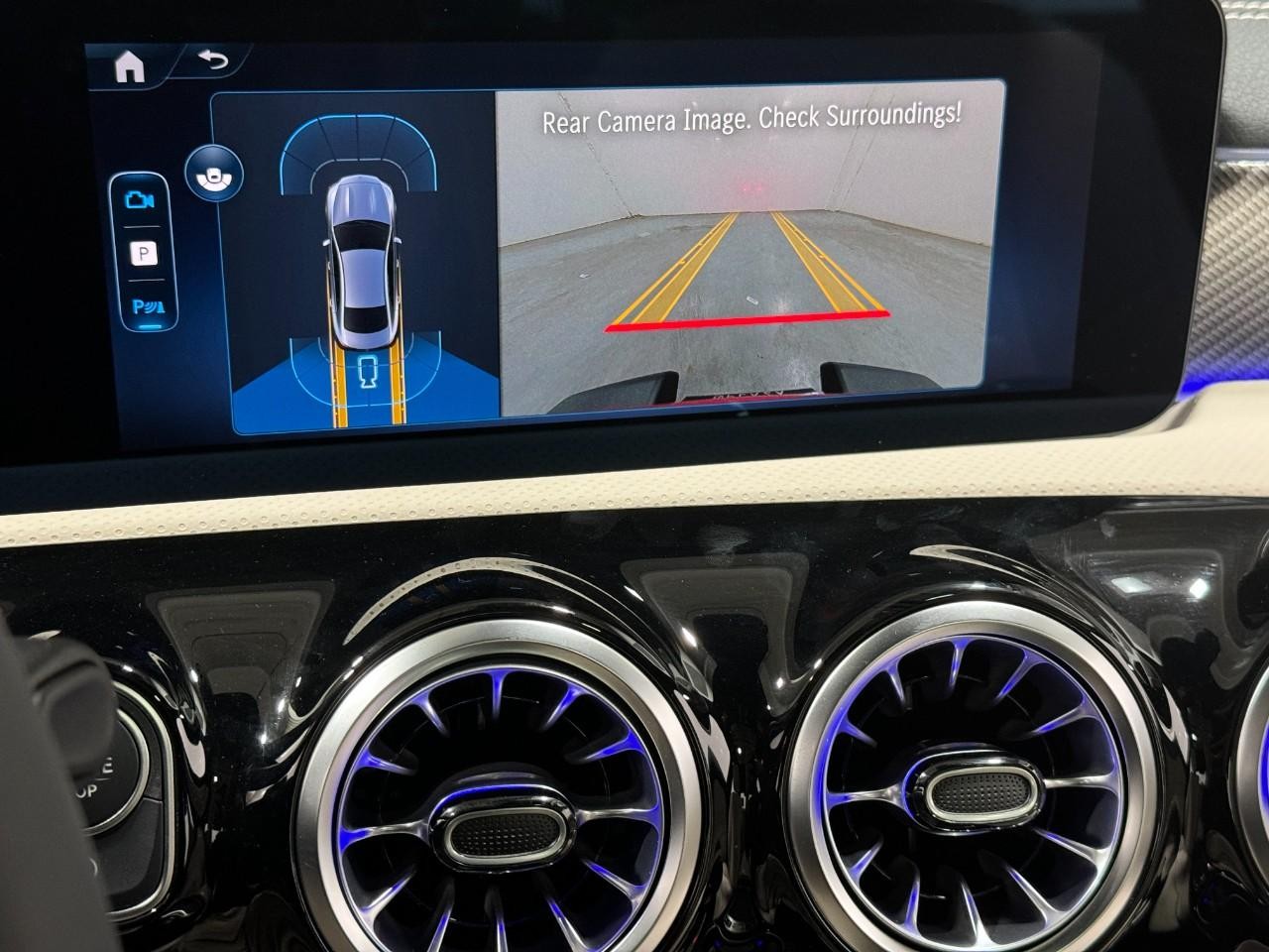 Mercedes-Benz CLA Vehicle Full-screen Gallery Image 35