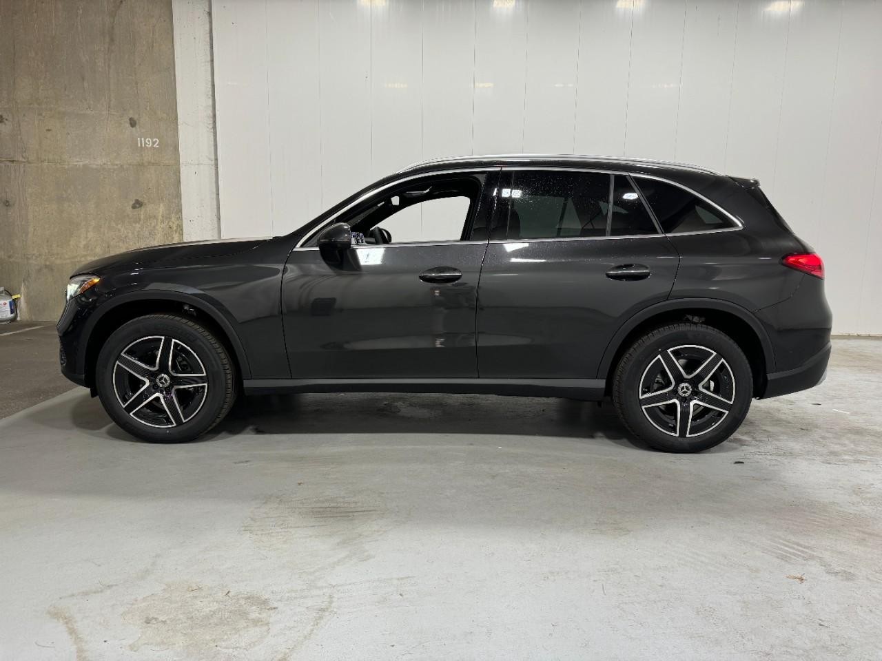 Mercedes-Benz GLC Vehicle Full-screen Gallery Image 2