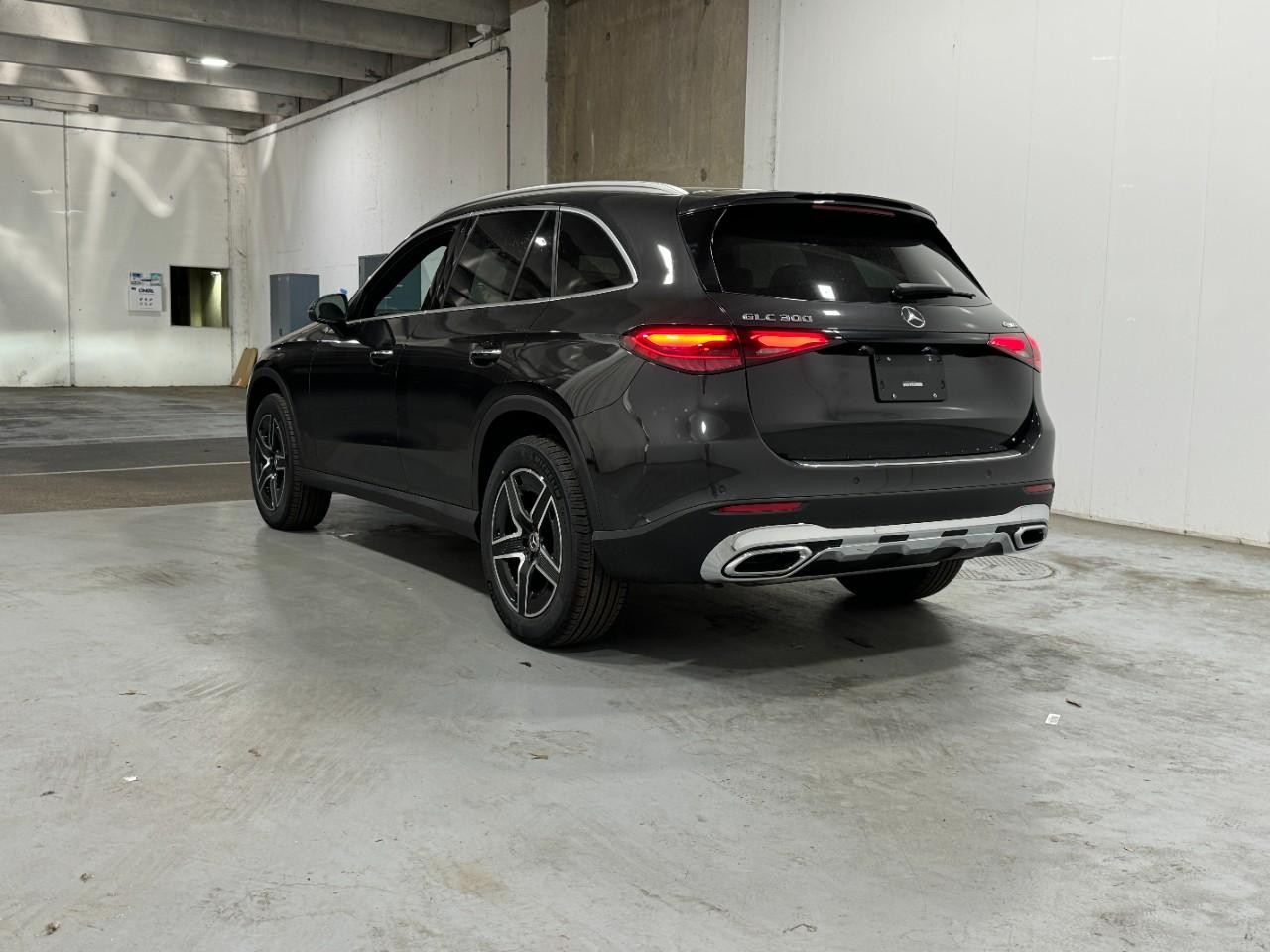 Mercedes-Benz GLC Vehicle Full-screen Gallery Image 3