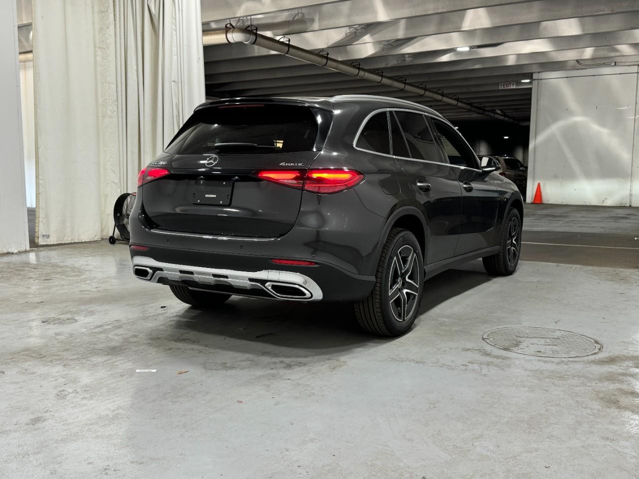 Mercedes-Benz GLC Vehicle Full-screen Gallery Image 4