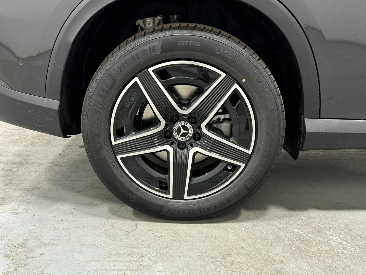 Mercedes-Benz GLC Vehicle Full-screen Gallery Image 5