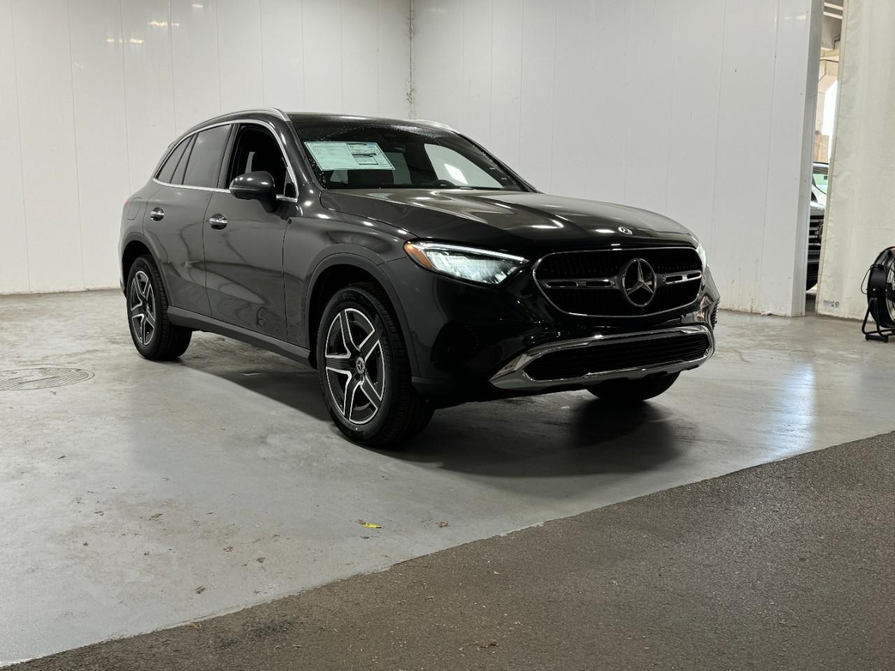 Mercedes-Benz GLC Vehicle Full-screen Gallery Image 6