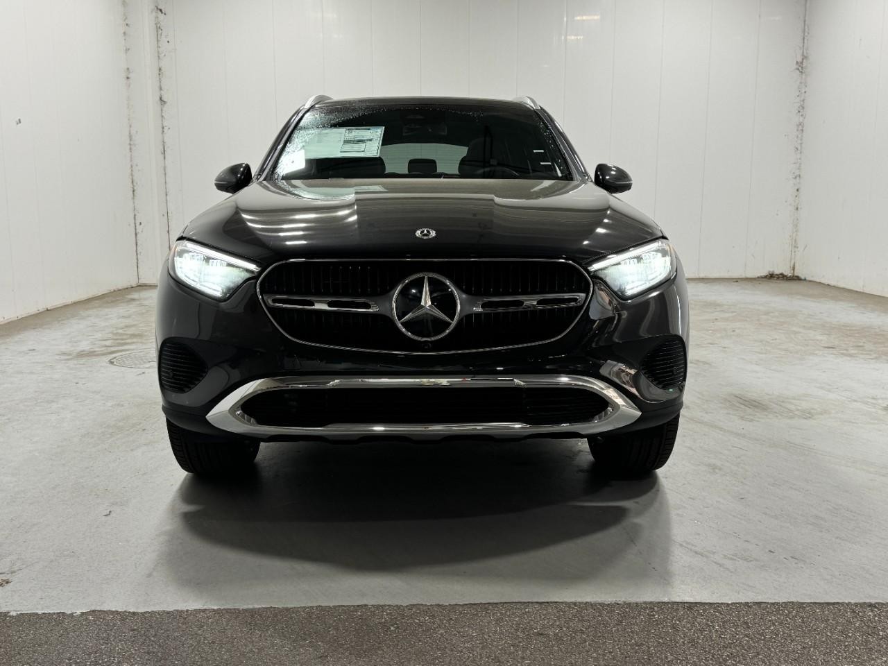 Mercedes-Benz GLC Vehicle Full-screen Gallery Image 7