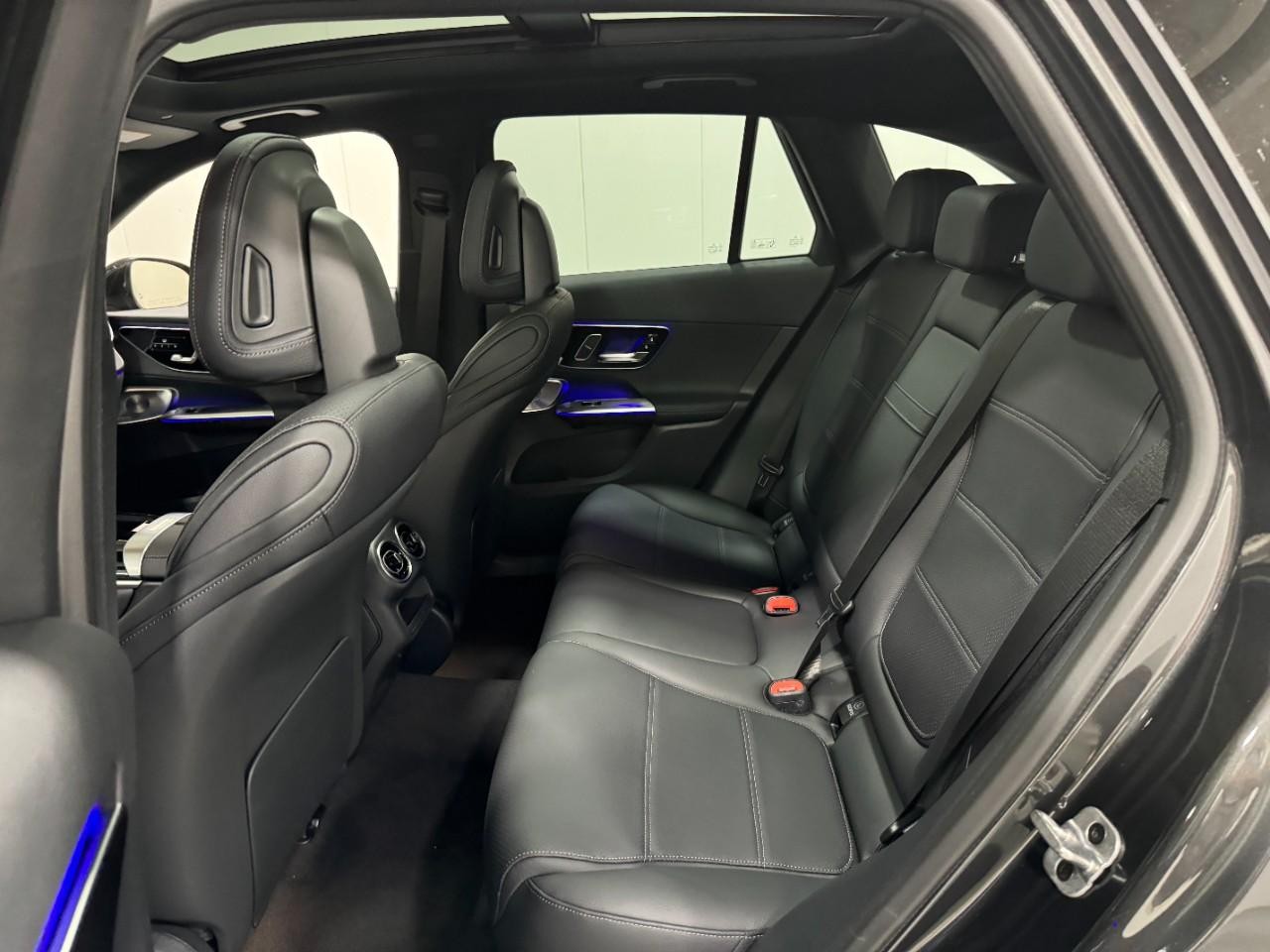 Mercedes-Benz GLC Vehicle Full-screen Gallery Image 8