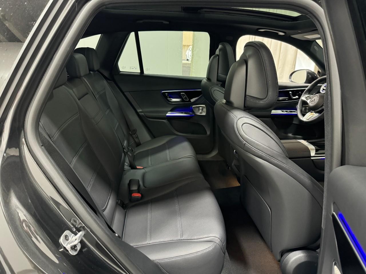 Mercedes-Benz GLC Vehicle Full-screen Gallery Image 10