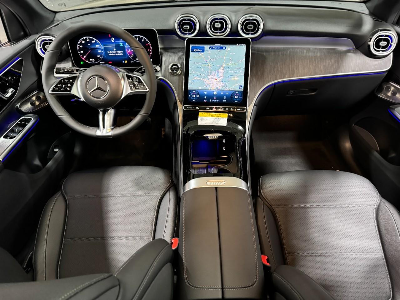 Mercedes-Benz GLC Vehicle Full-screen Gallery Image 12