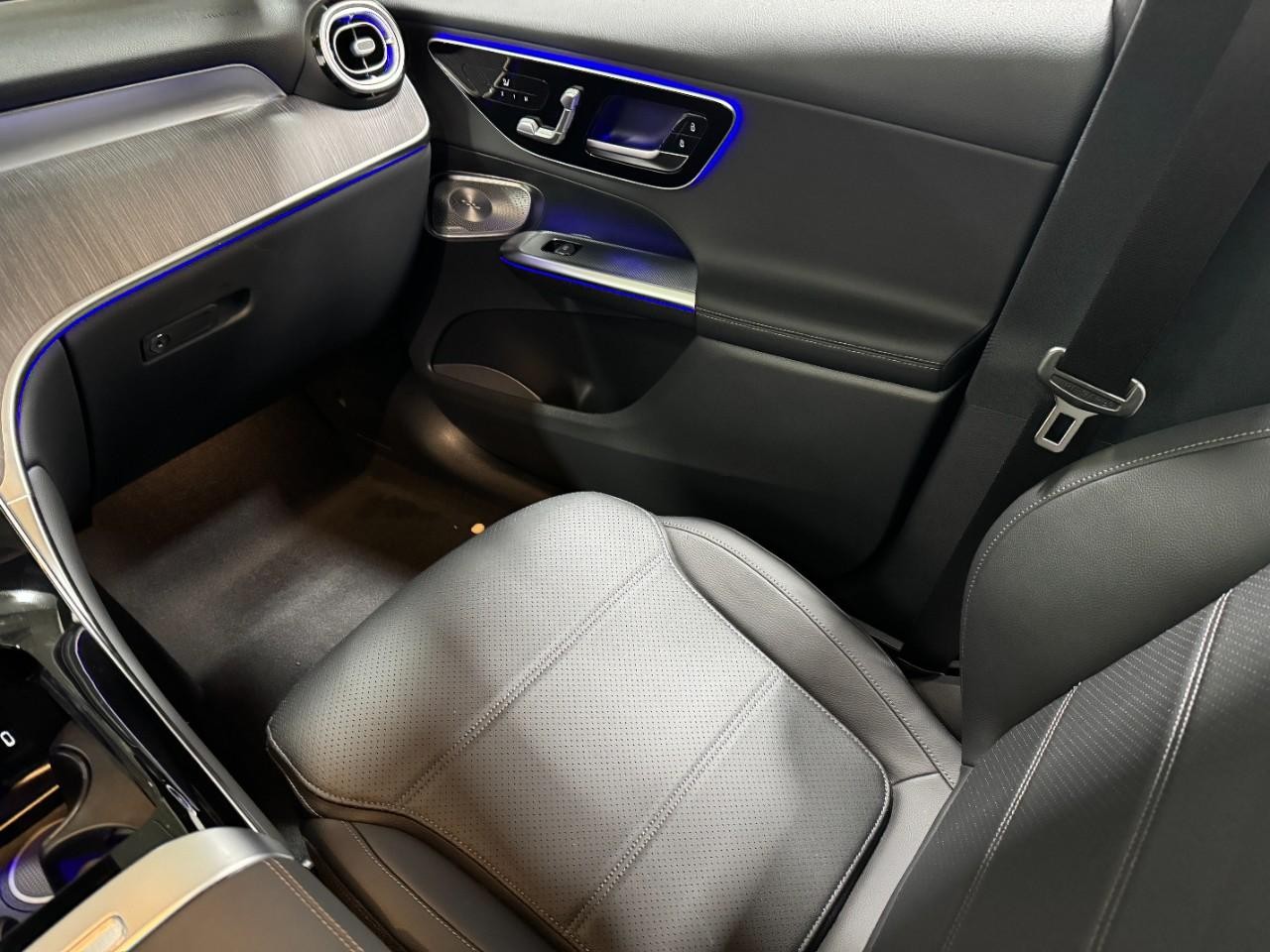 Mercedes-Benz GLC Vehicle Full-screen Gallery Image 16