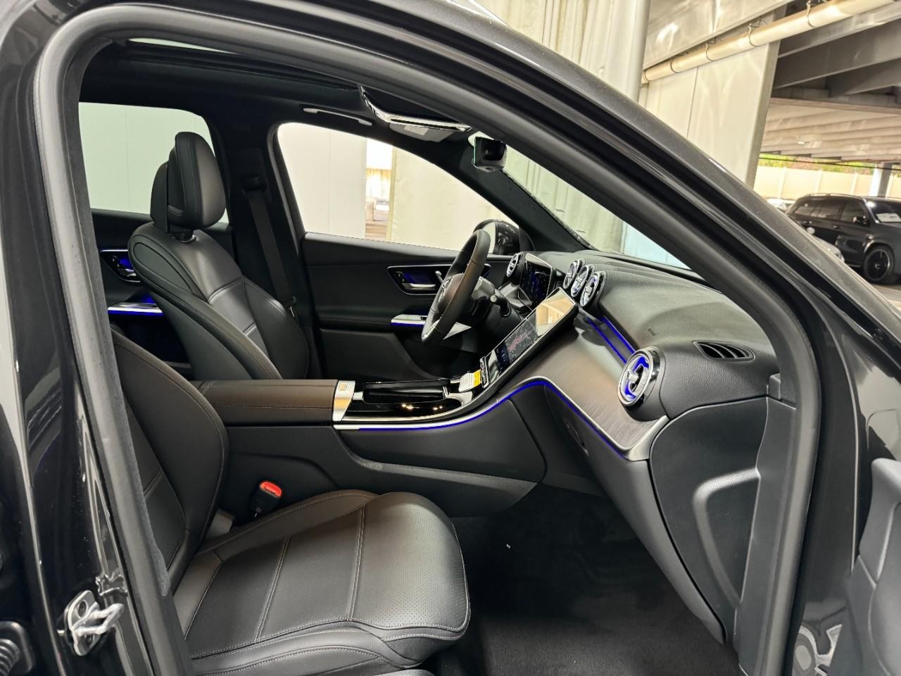 Mercedes-Benz GLC Vehicle Full-screen Gallery Image 17