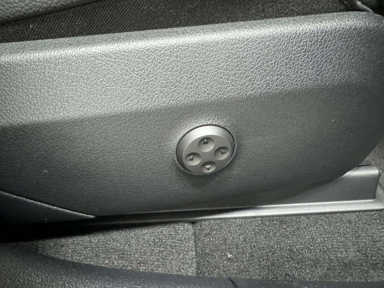 Mercedes-Benz GLC Vehicle Full-screen Gallery Image 19