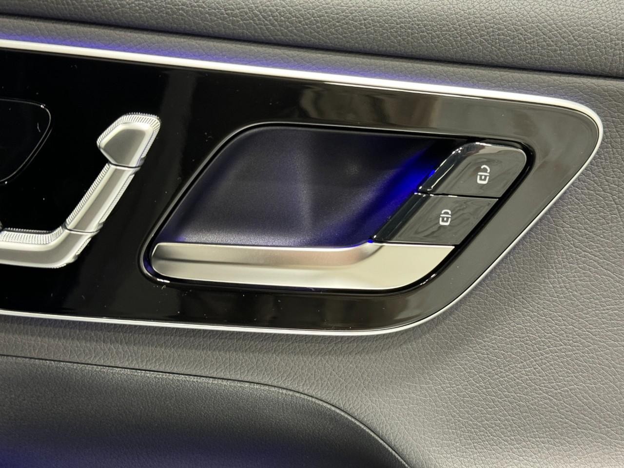 Mercedes-Benz GLC Vehicle Full-screen Gallery Image 21