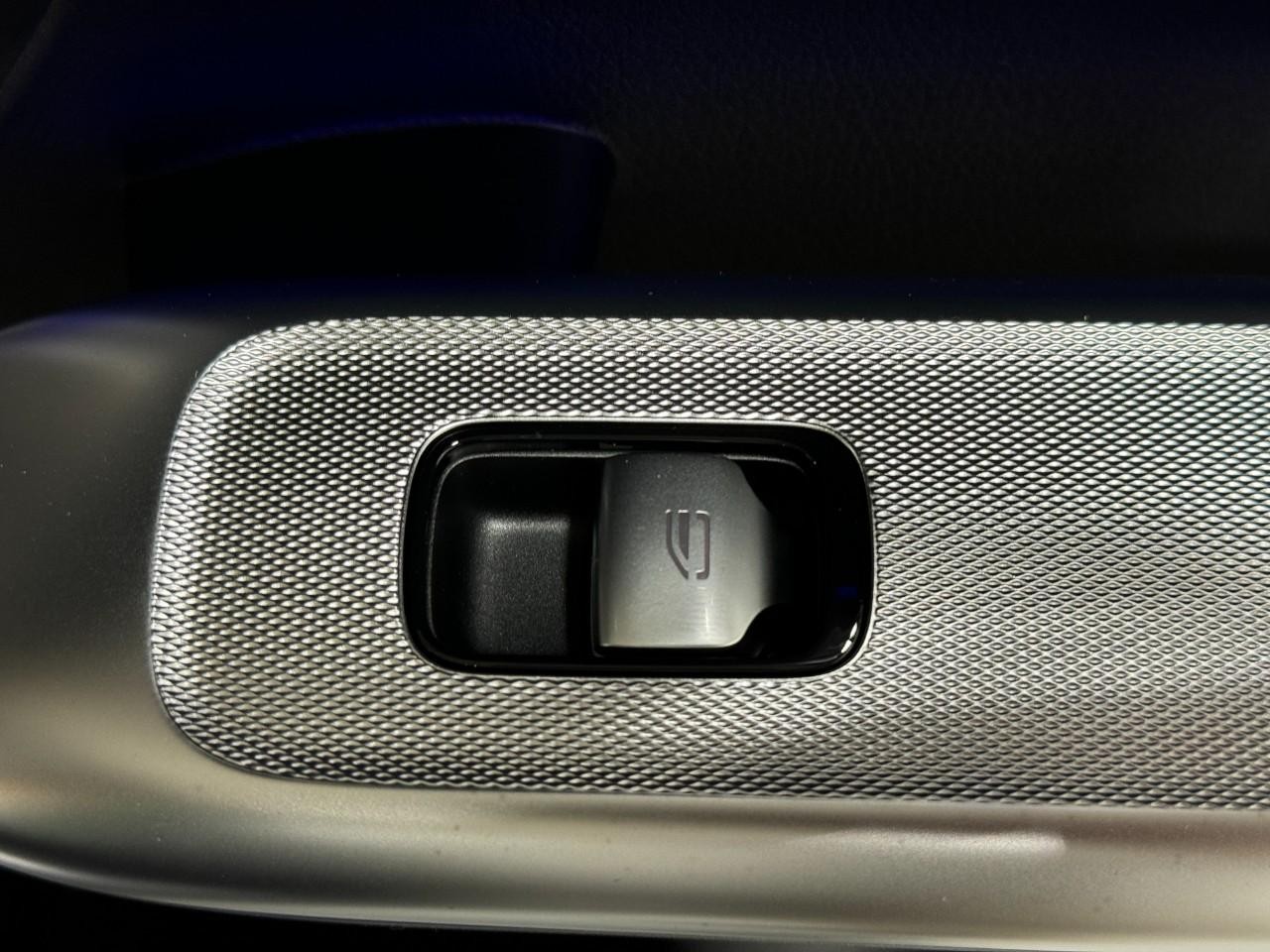 Mercedes-Benz GLC Vehicle Full-screen Gallery Image 22