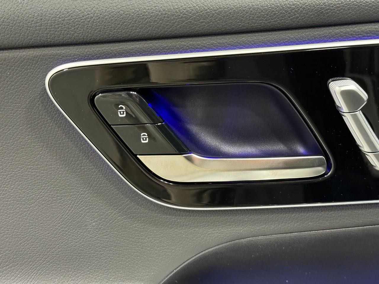 Mercedes-Benz GLC Vehicle Full-screen Gallery Image 24