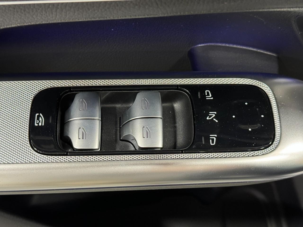 Mercedes-Benz GLC Vehicle Full-screen Gallery Image 25