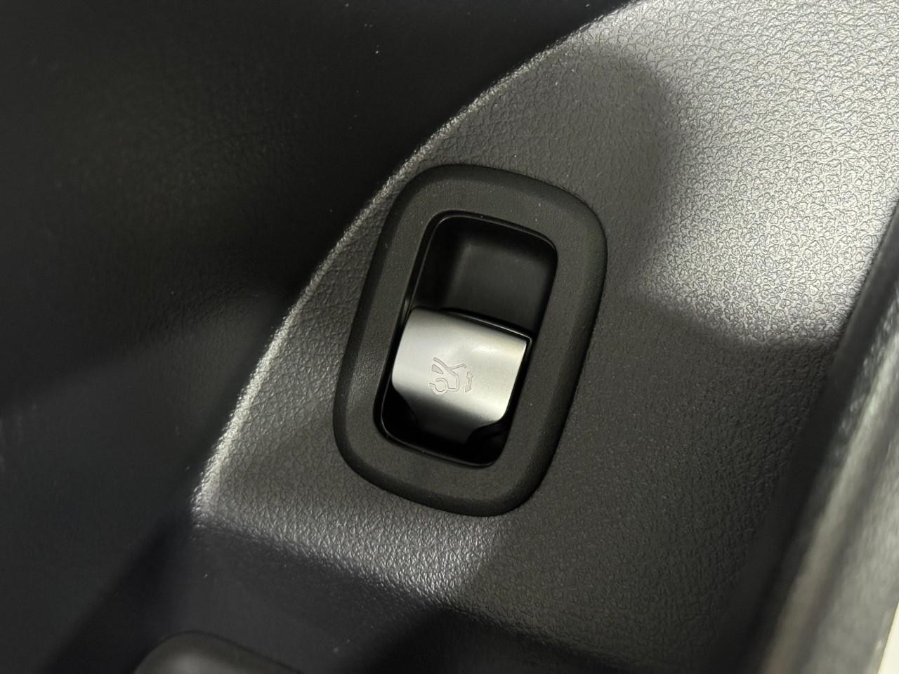 Mercedes-Benz GLC Vehicle Full-screen Gallery Image 26