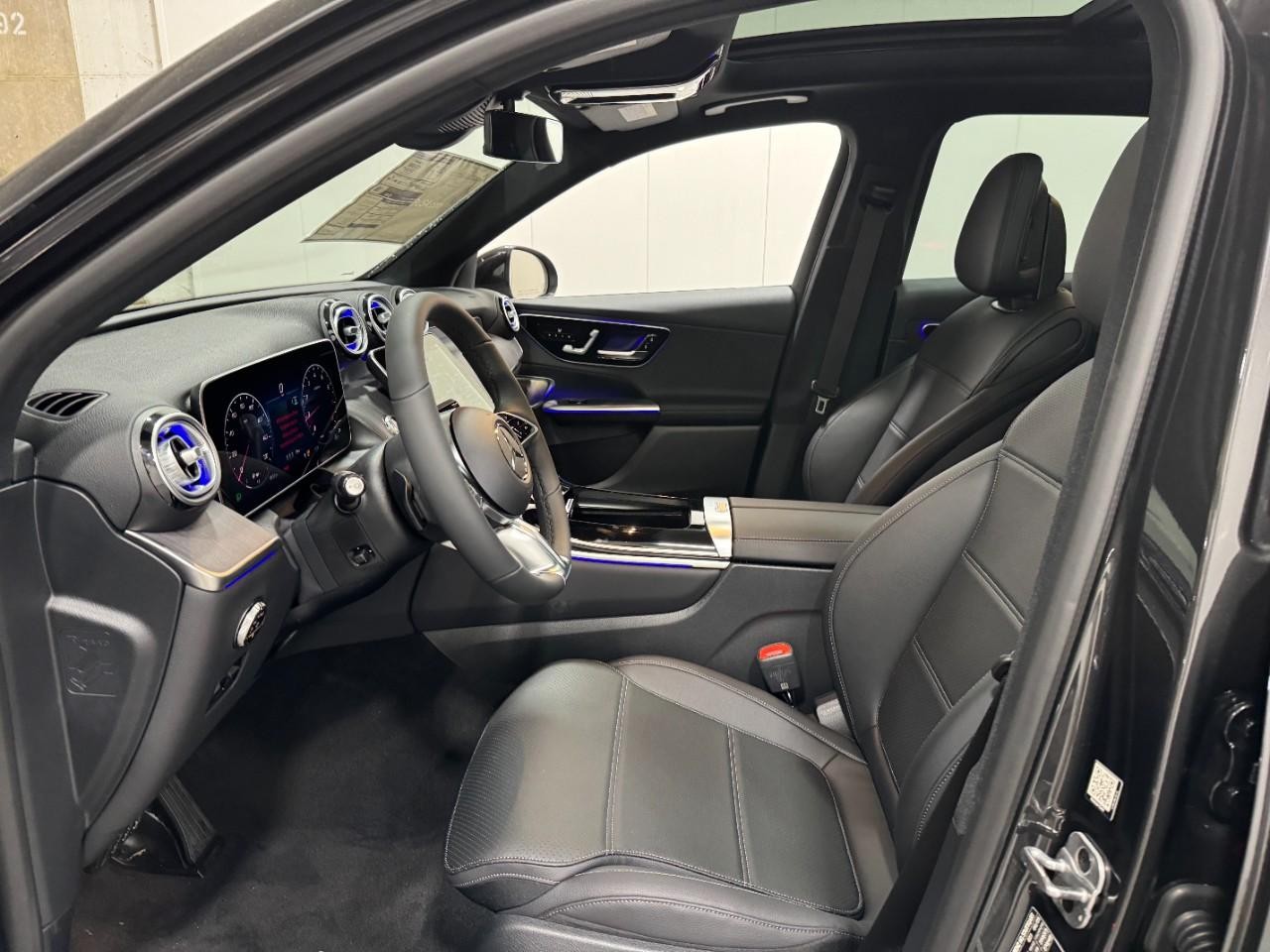 Mercedes-Benz GLC Vehicle Full-screen Gallery Image 27