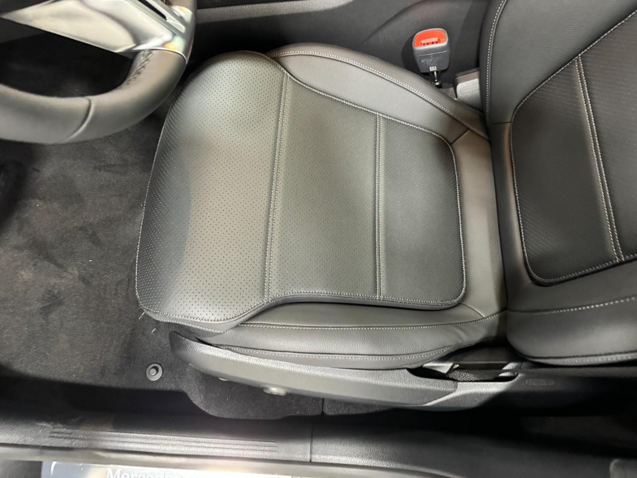 Mercedes-Benz GLC Vehicle Full-screen Gallery Image 28