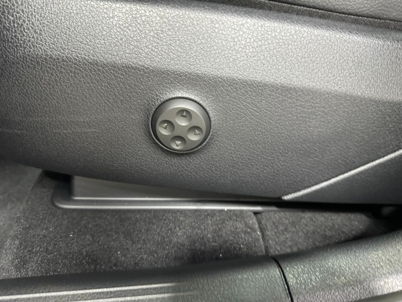 Mercedes-Benz GLC Vehicle Full-screen Gallery Image 29