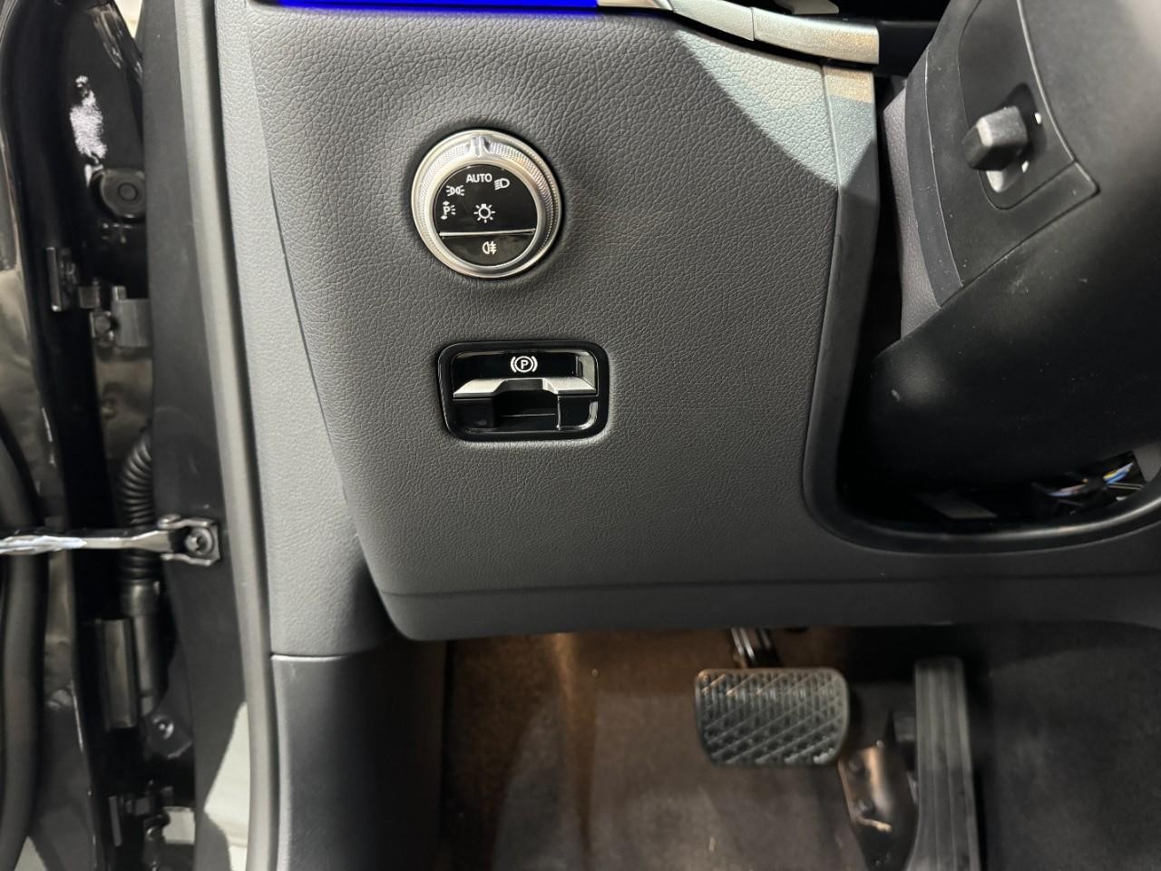 Mercedes-Benz GLC Vehicle Full-screen Gallery Image 30