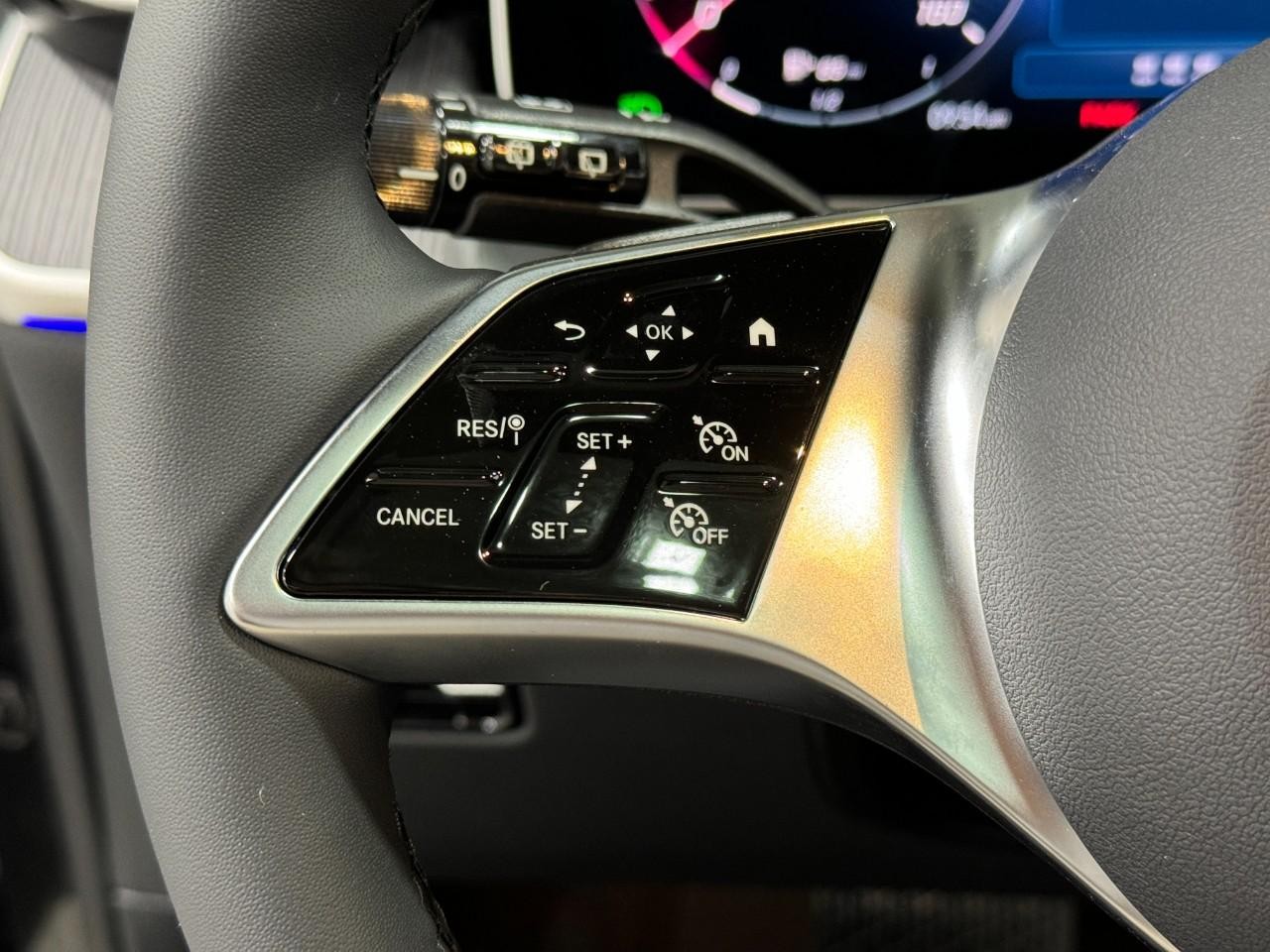 Mercedes-Benz GLC Vehicle Full-screen Gallery Image 31