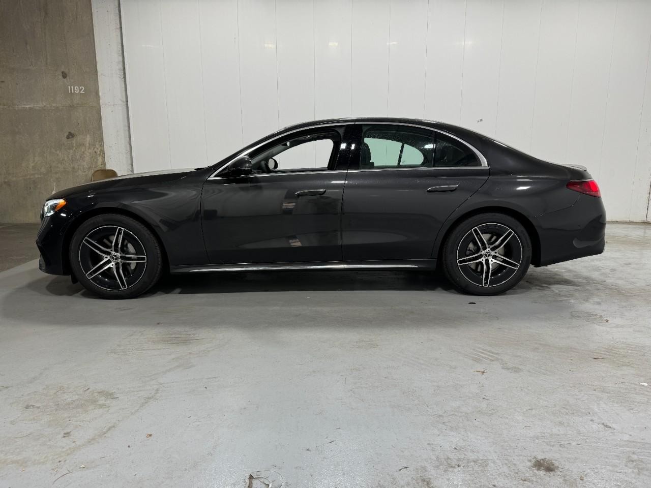 Mercedes-Benz E-Class Vehicle Full-screen Gallery Image 2