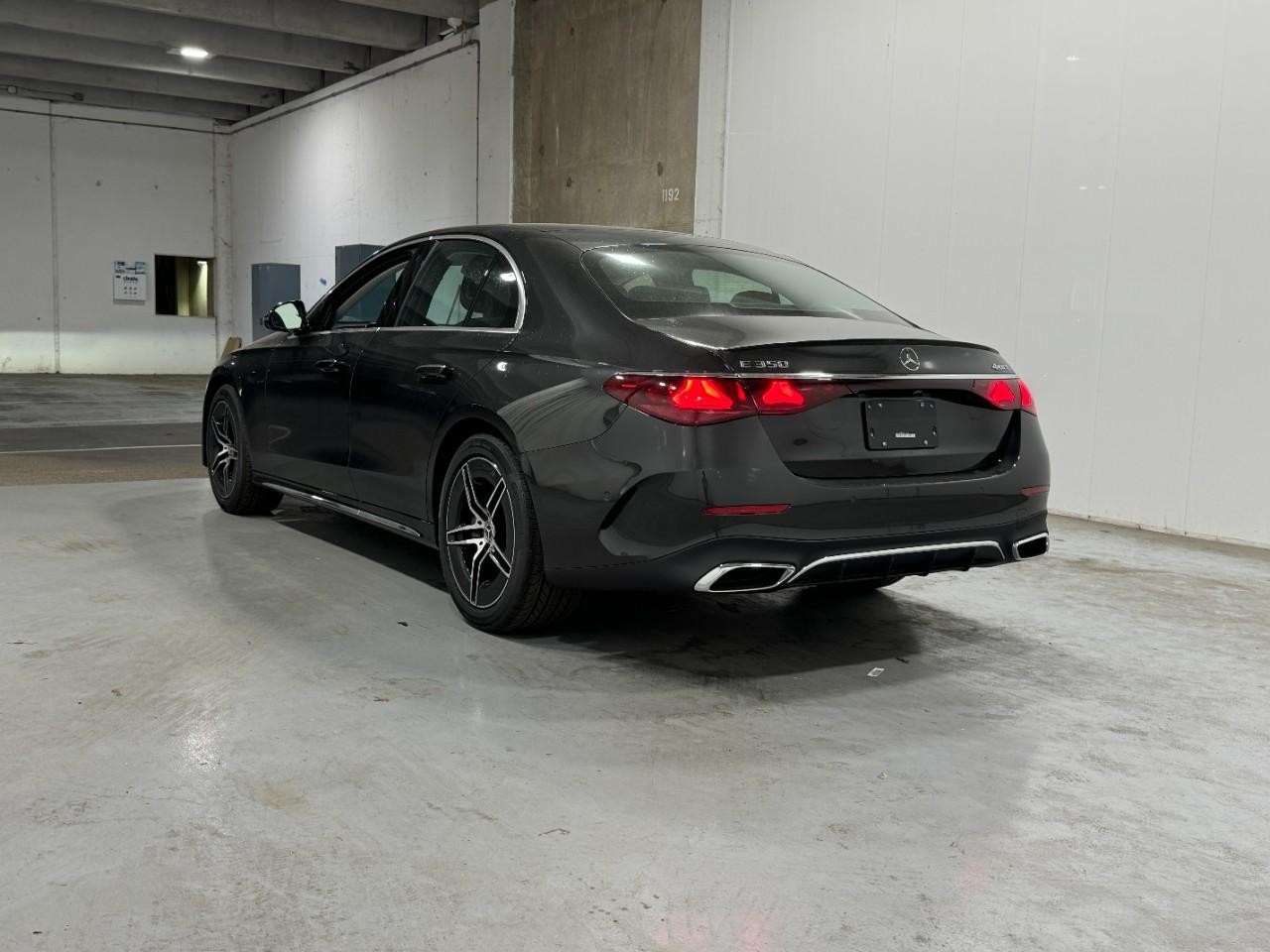 Mercedes-Benz E-Class Vehicle Full-screen Gallery Image 3