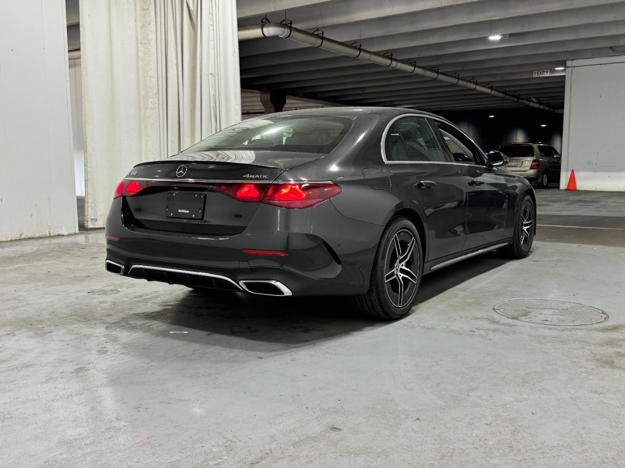 Mercedes-Benz E-Class Vehicle Full-screen Gallery Image 4