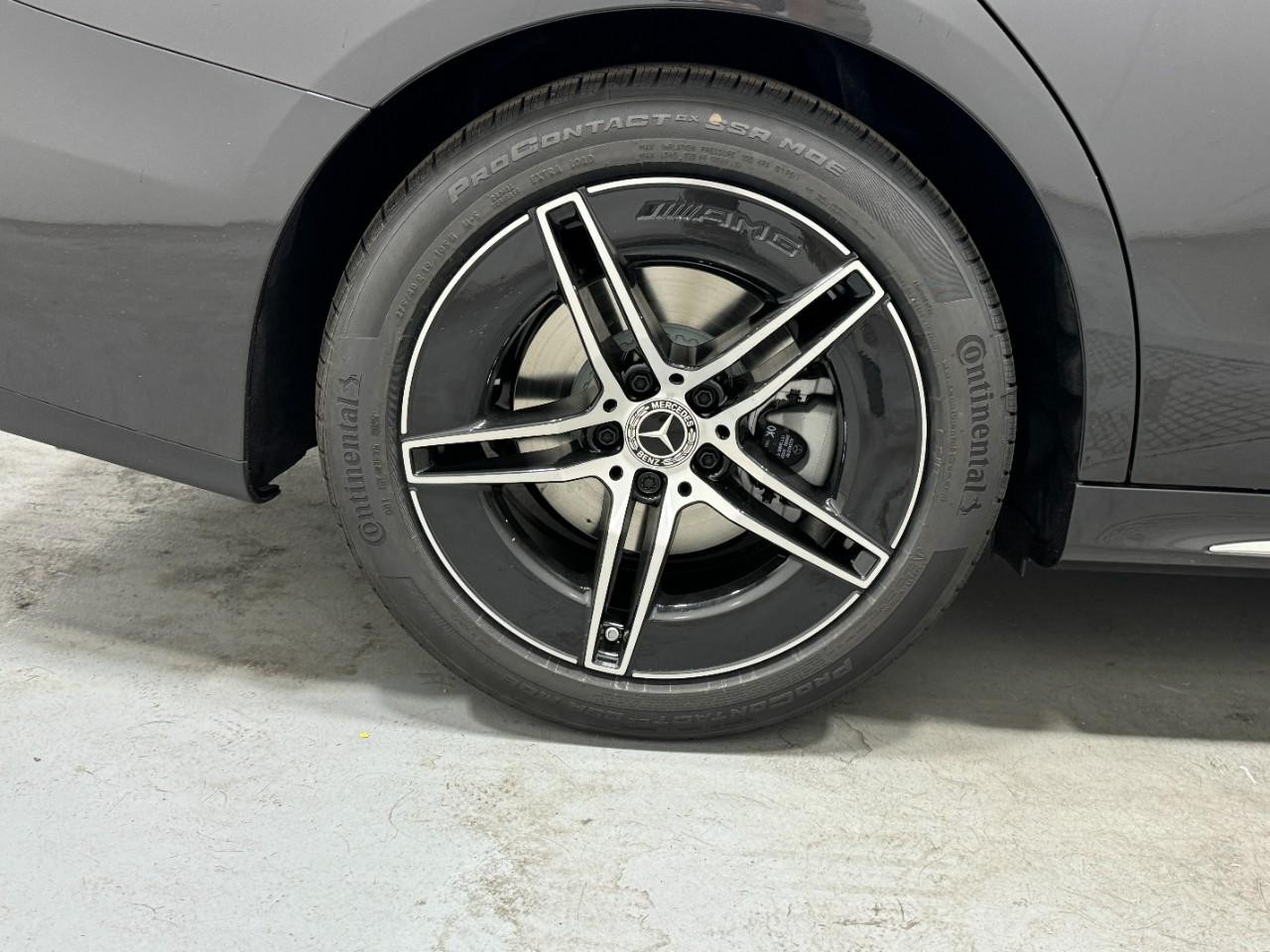 Mercedes-Benz E-Class Vehicle Full-screen Gallery Image 5