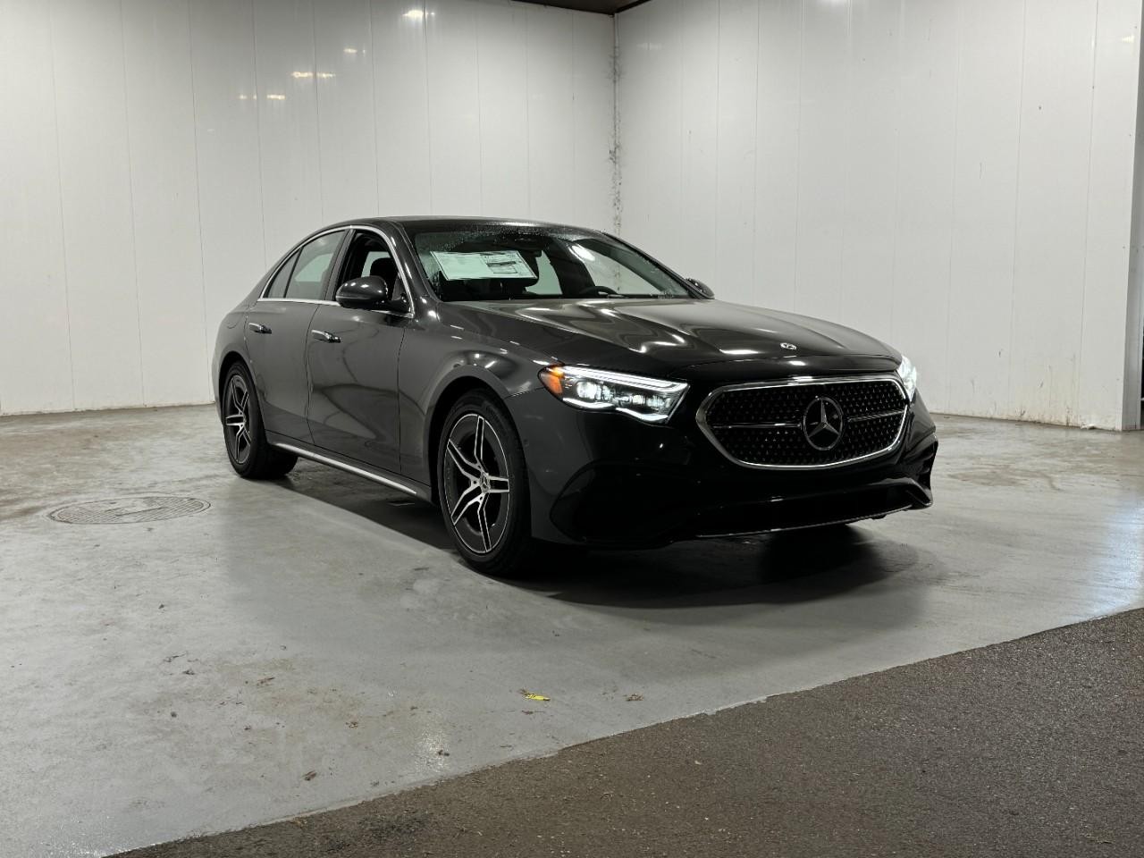 Mercedes-Benz E-Class Vehicle Full-screen Gallery Image 6