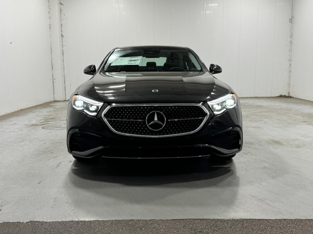 Mercedes-Benz E-Class Vehicle Full-screen Gallery Image 7