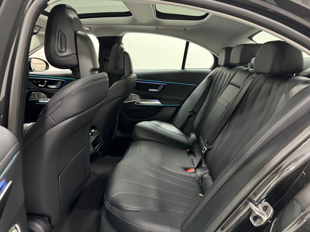 Mercedes-Benz E-Class Vehicle Full-screen Gallery Image 8