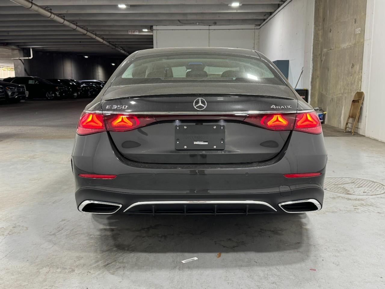 Mercedes-Benz E-Class Vehicle Full-screen Gallery Image 9