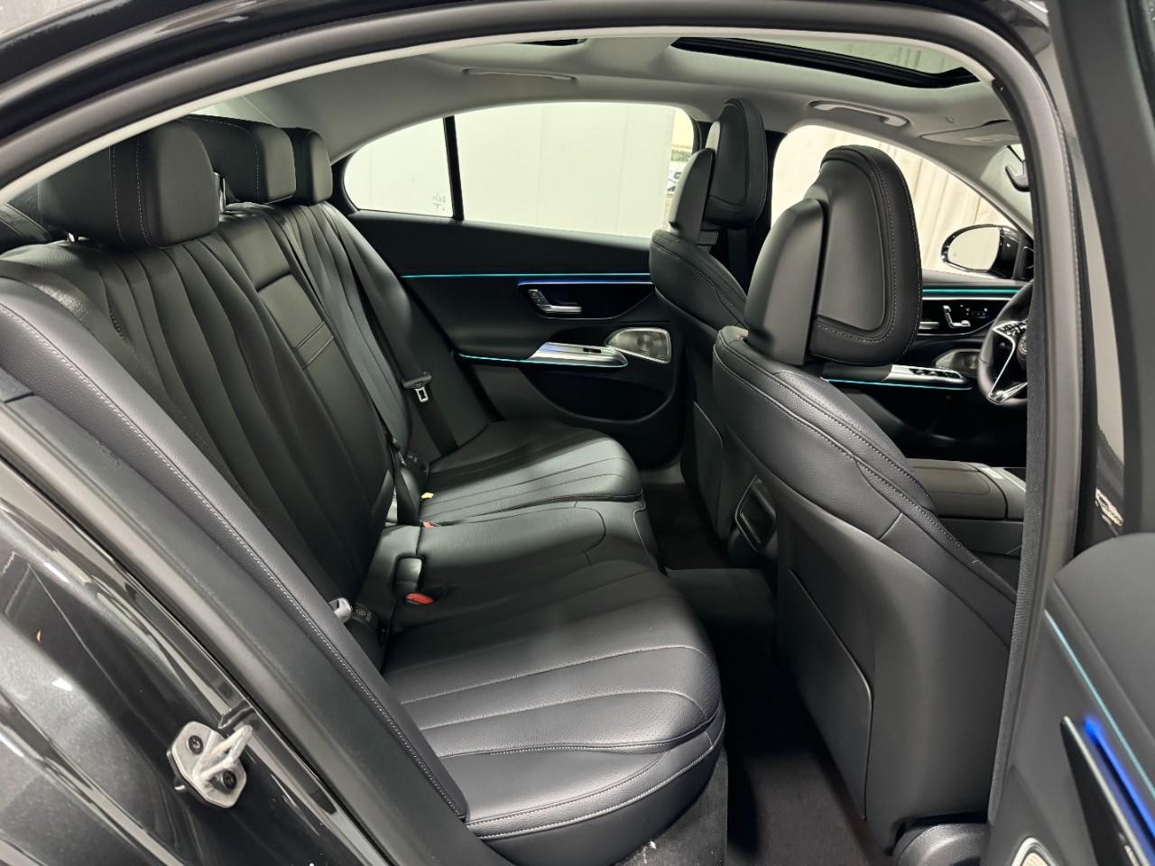 Mercedes-Benz E-Class Vehicle Full-screen Gallery Image 10